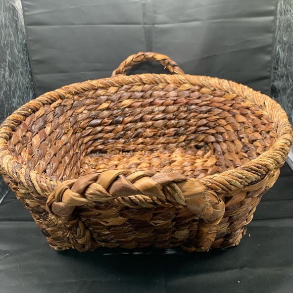 Large woven basket with handles. Thick woven - Picture 5 of 6